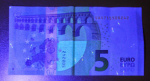 Billete 5 euros Serie Europa bajo luz ultravioleta